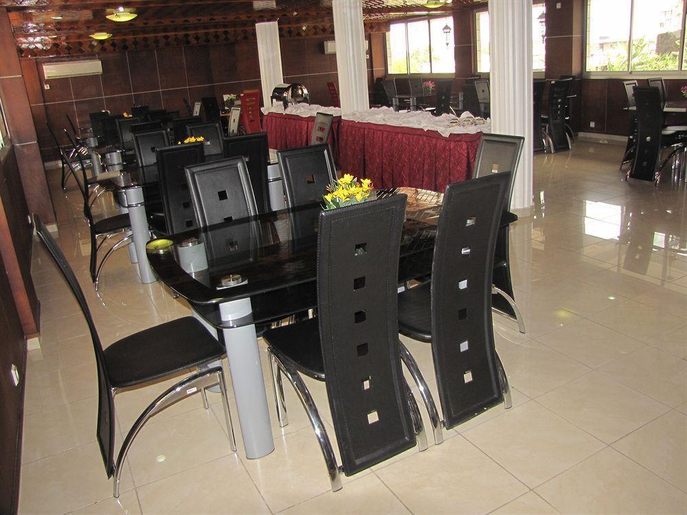 Afrique Hotel Douala Airport Buitenkant foto