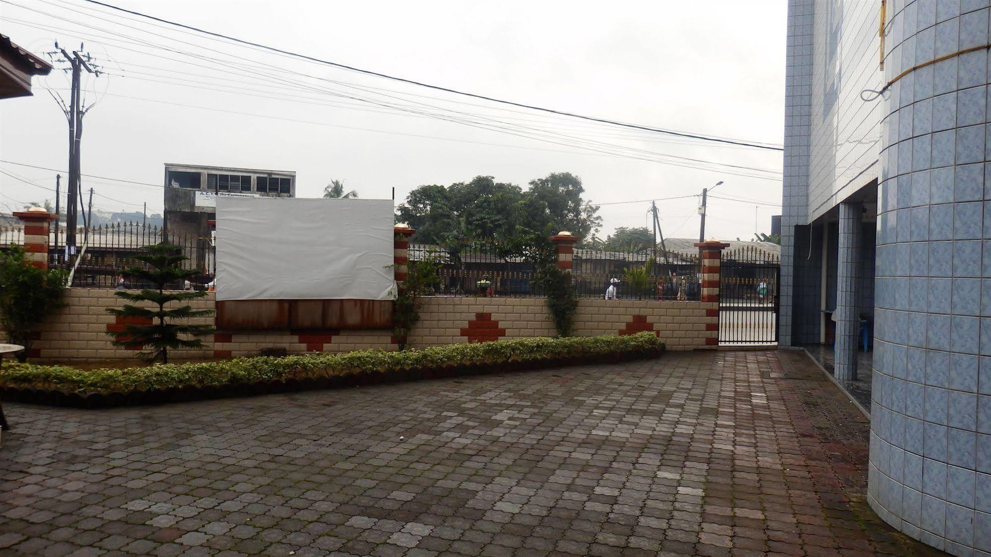 Afrique Hotel Douala Airport Buitenkant foto