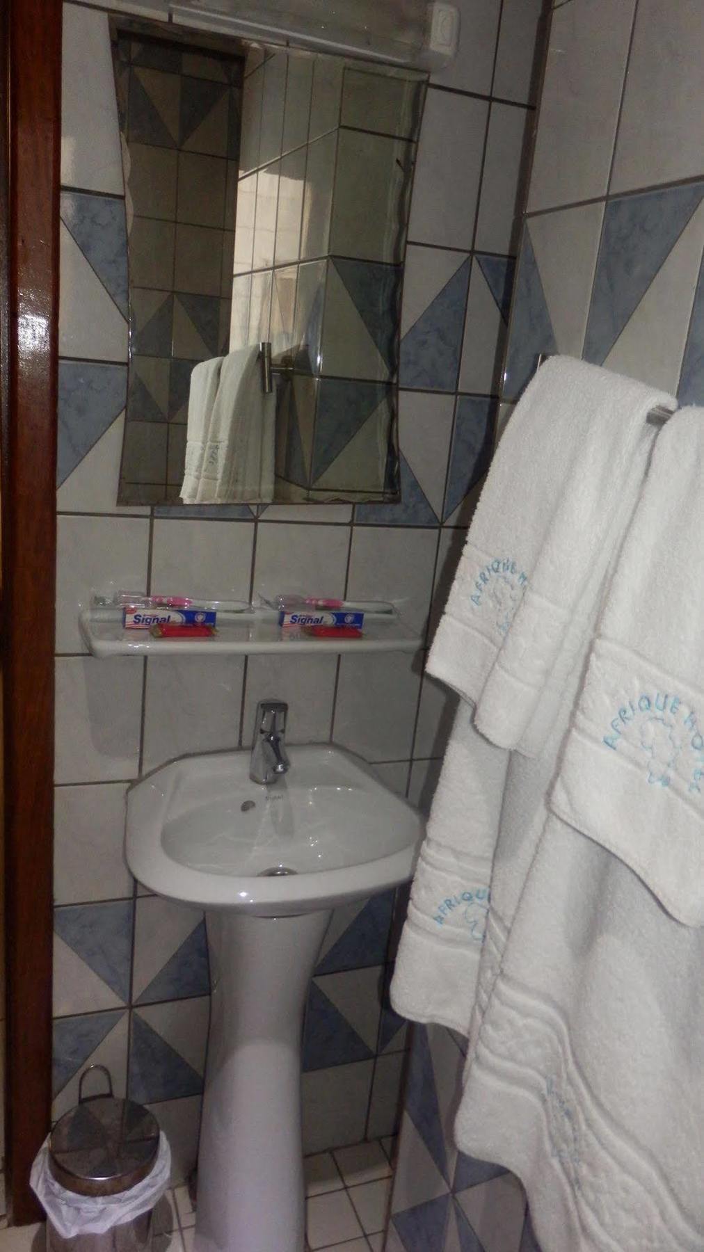 Afrique Hotel Douala Airport Buitenkant foto