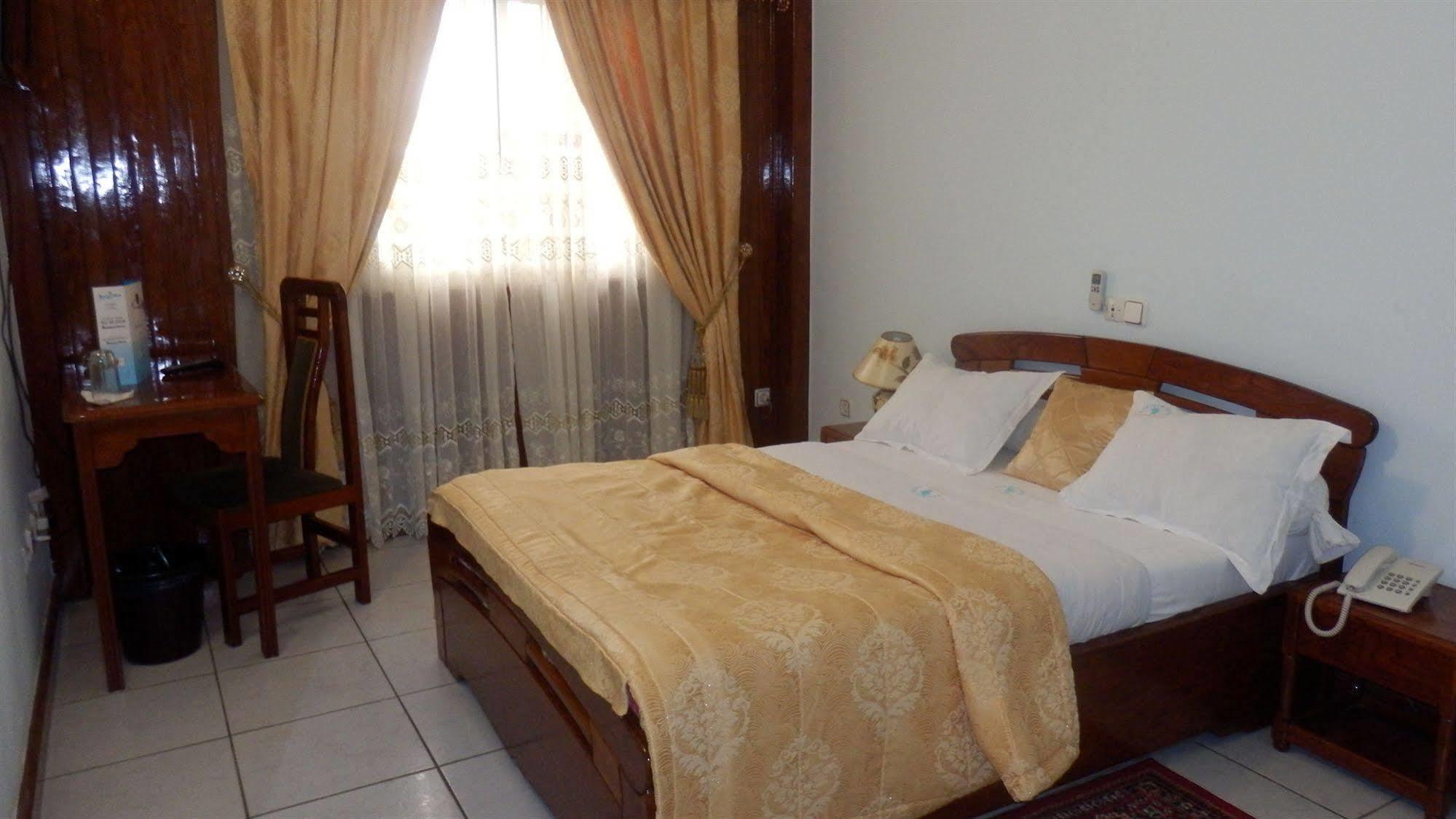 Afrique Hotel Douala Airport Buitenkant foto